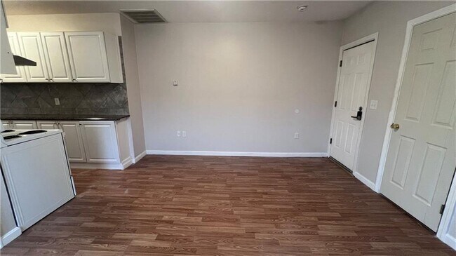 Building Photo - 10 St Mary St