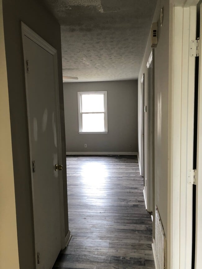 Building Photo - 123 Holly Ct