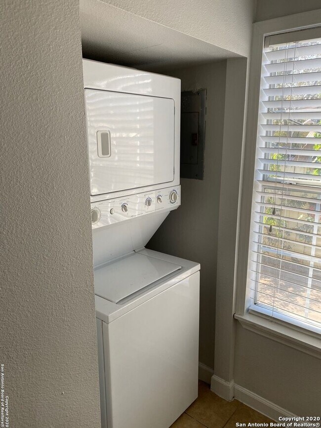 Building Photo - Dinn Drive