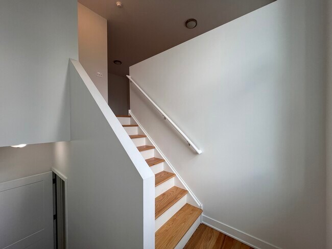 Building Photo - 226 W 24th St