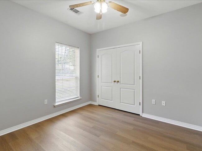 Building Photo - Greenleaves gem 3 bd 2 ba home, fenced yard!