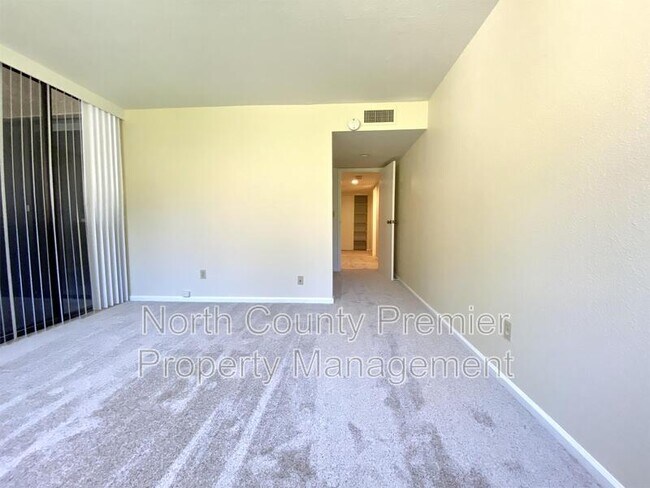 Building Photo - 2420 Torrey Pines Rd