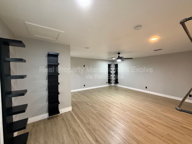 Building Photo - 429 E Greenway Dr