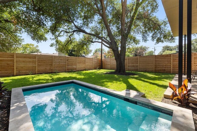 Building Photo - 2305 Southern Oaks Dr