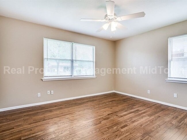 Building Photo - Charming 3-Bedroom Home with Spacious Yard...