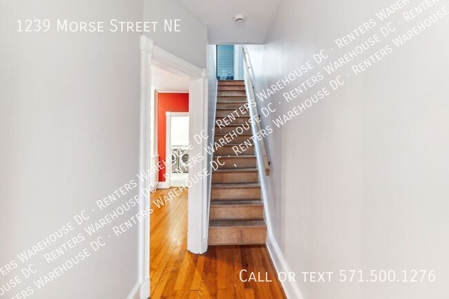 Building Photo - Charming 2-level 3Bd/1.5Bth TH W/Parking! ...