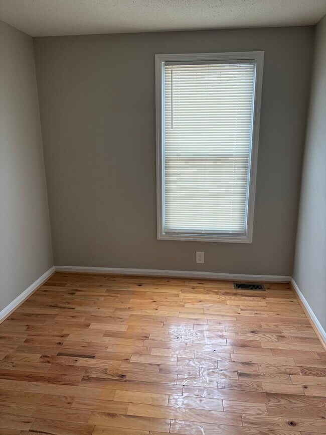 Building Photo - 3 bedrooms 3 bathrooms