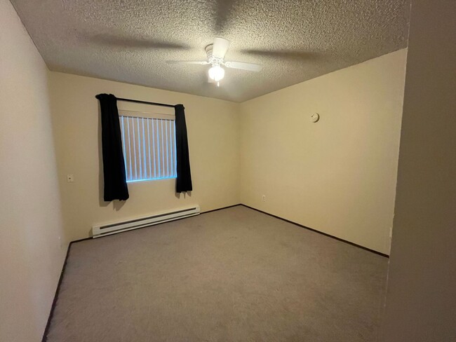 Building Photo - Lower Unit in Prime Bremerton Location wit...