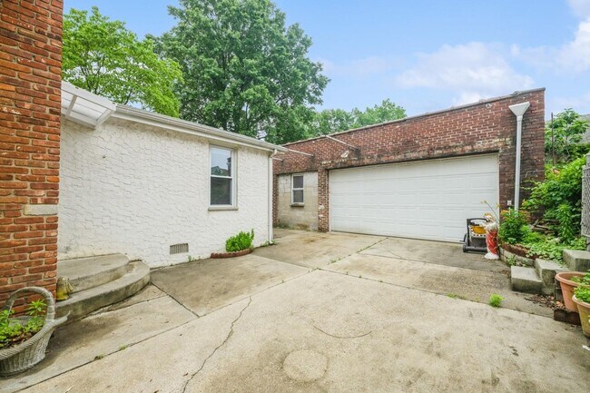 Building Photo - 57 N Tyson Ave