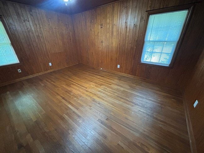 Building Photo - FOR RENT