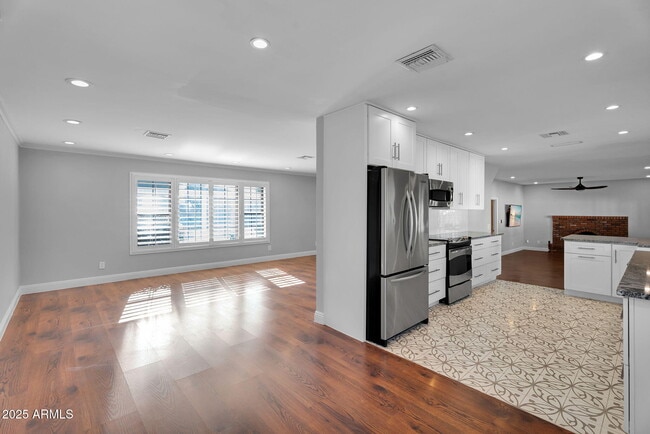 Building Photo - 2542 W Nopal Ave