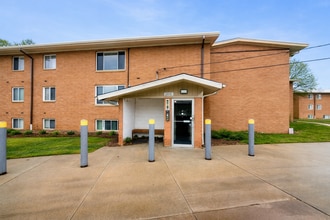 Building Photo - Updated Rocky River Condo – 1 Bed, 1 Bath in Prime Location Near Shopping & Lake Erie