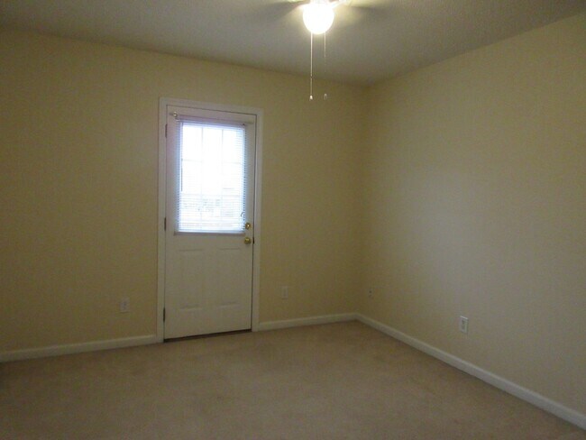 Building Photo - Landmark Pointe