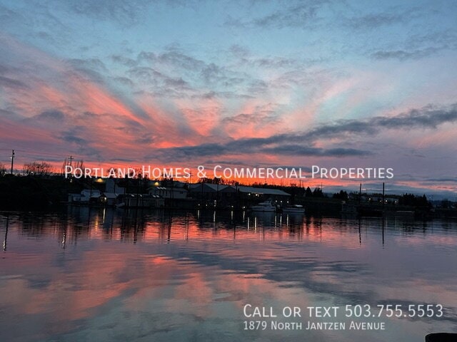 Building Photo - 1879 N Jantzen Ave