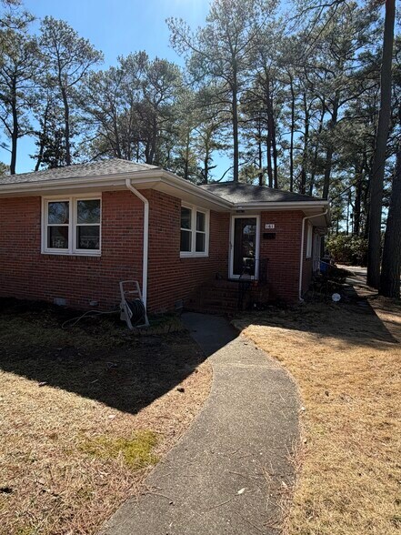 Building Photo - 161 Blades St