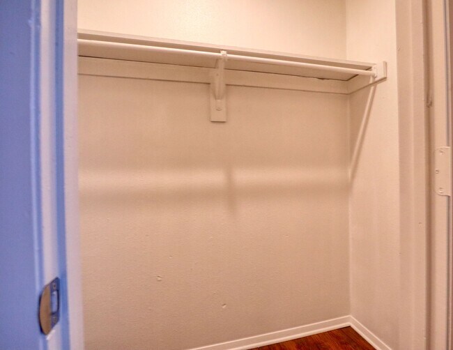 Building Photo - 413 Lakeway Dr