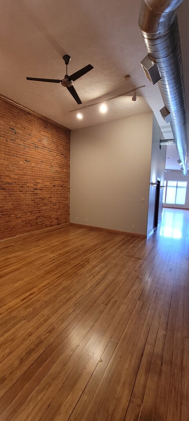 Building Photo - 520 W 1st St