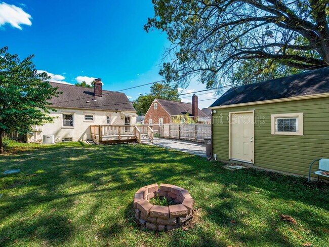 Building Photo - 925 S Chesterfield Rd