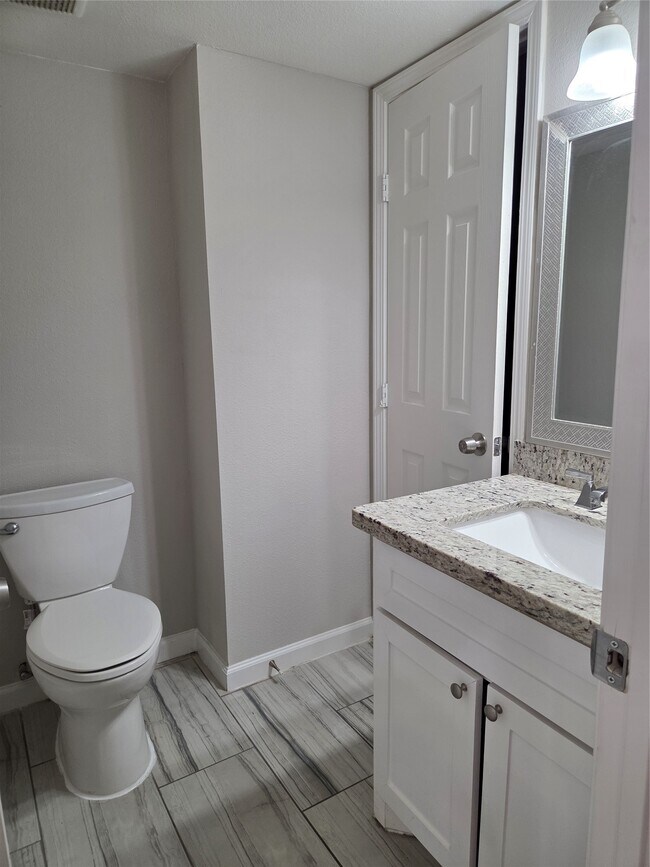 Building Photo - 592 River Plantation Dr