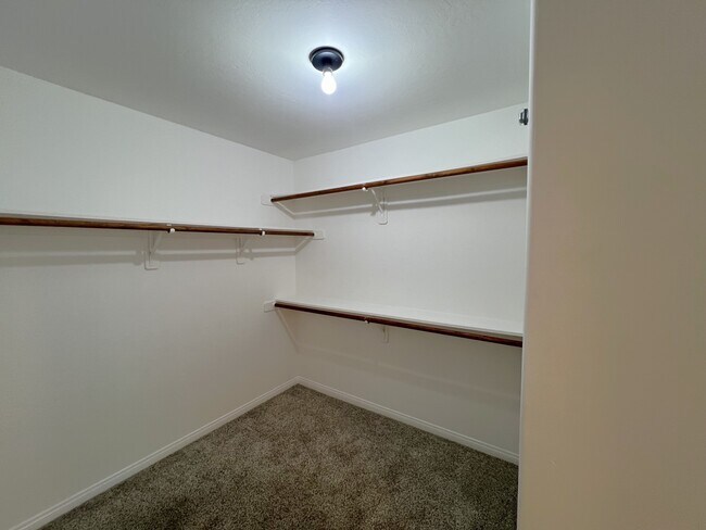 Building Photo - 12115 Fairburn Way