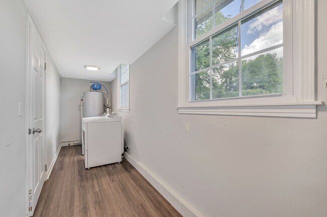 Building Photo - 213 Ivy Dr