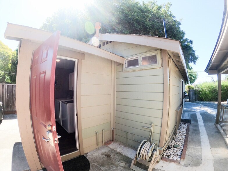 Building Photo - 2308 Oakwood Dr
