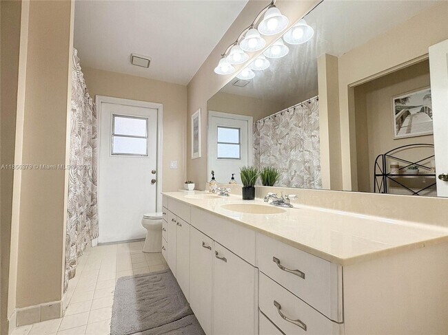 Building Photo - 730 Daffodil Dr