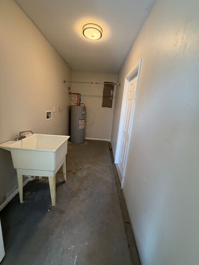 Building Photo - 2018 NE 10th Pl