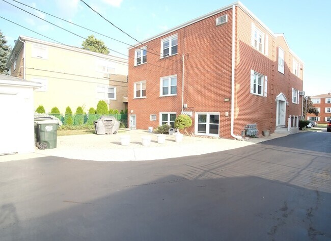 Building Photo - 8418 W Oak Ave