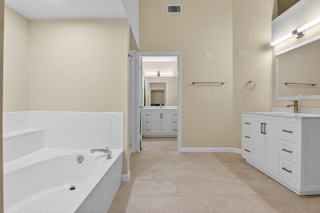 Building Photo - 8081 Cassia Dr
