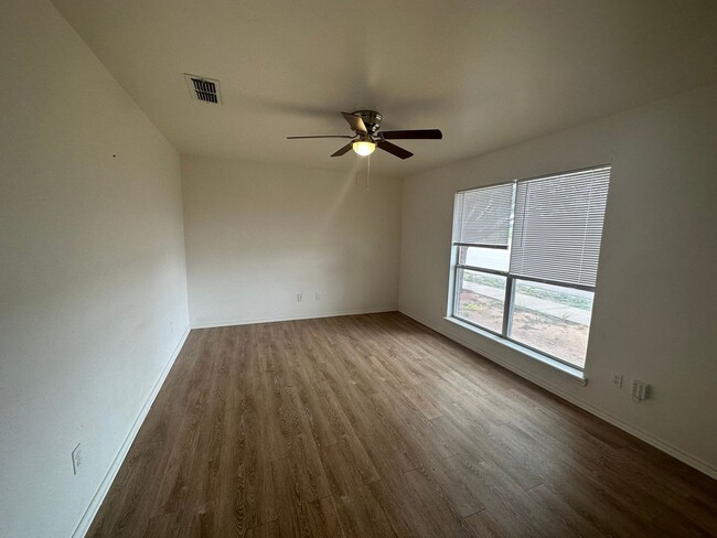 Building Photo - Wonderful updated 2/2/2 off of Milwaukee!