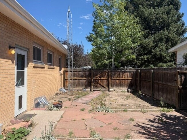 Building Photo - House For Lease