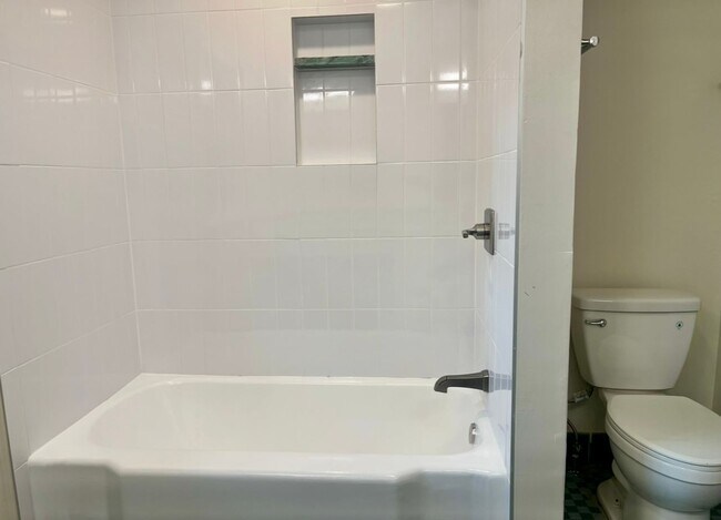 Building Photo - Beautifully updated midtown charmer!