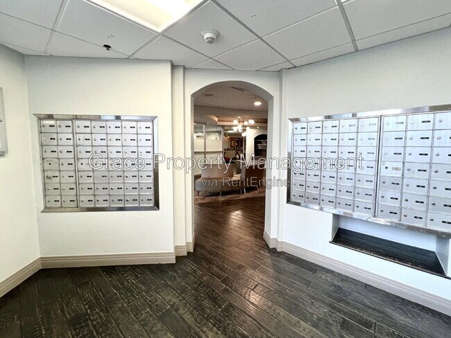 Building Photo - 601 W 11th Ave