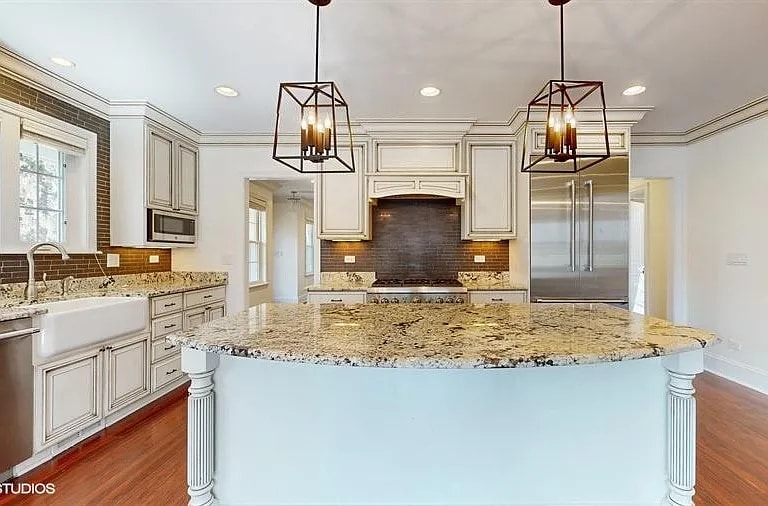 Building Photo - 187 Forest St