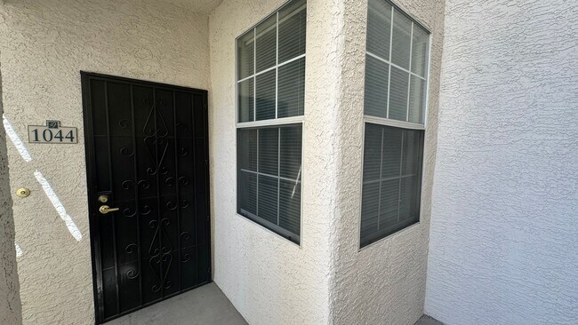 Building Photo - Gated Community 2 bedroom 1 car garage
