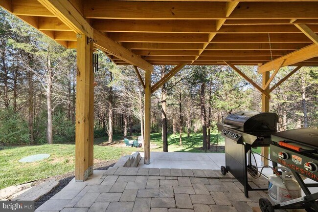 Building Photo - 321 Whispering Echos Dr