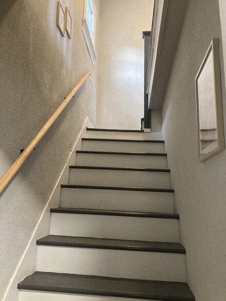 Stairs leading up Unit B - 1504 Pierce St