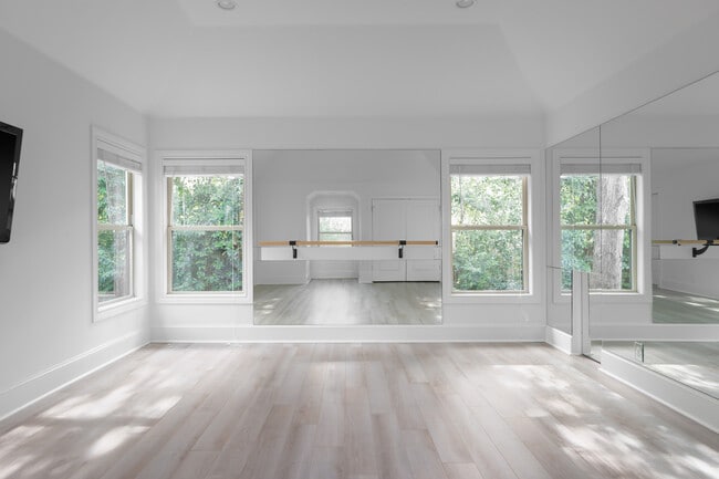 Building Photo - 506 Konstanty Cir