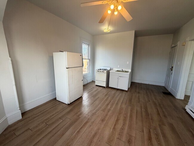 Building Photo - 1137-4 Walnut-