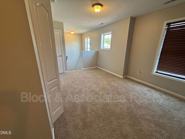 Building Photo - 438 Roanoke Dr