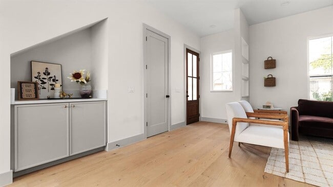 Building Photo - 4901 Gladeview Dr