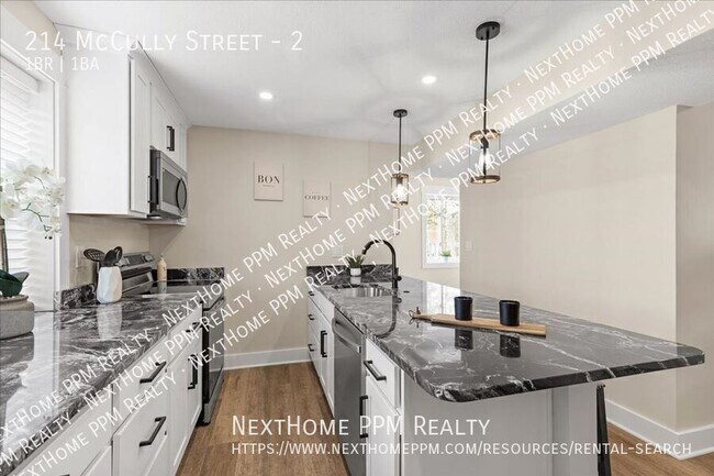 Building Photo - 214 McCully St