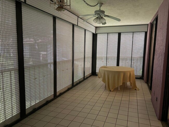 Building Photo - 10399 S Circle Lake Dr