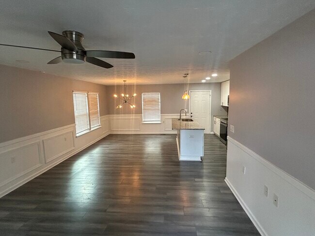 Building Photo - Newly Renovated!