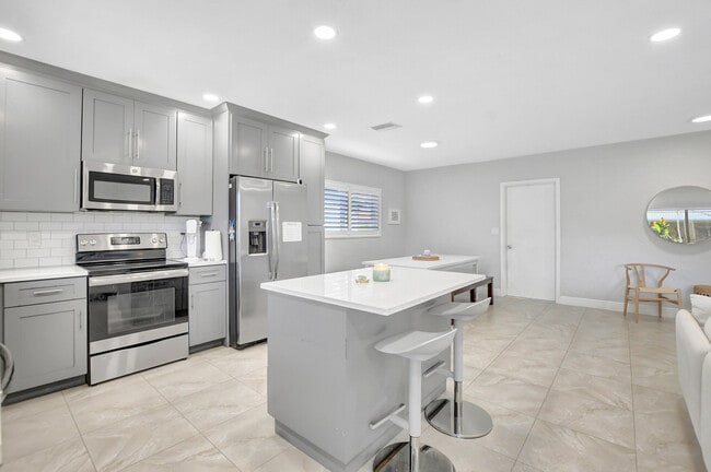 Building Photo - 1300 SW 13th St