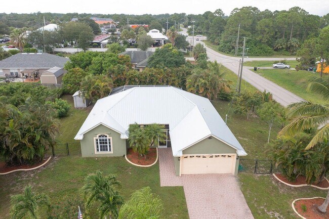 Building Photo - 2741 SW Pierson Rd
