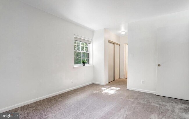 Building Photo - 5912 Cove Landing Rd