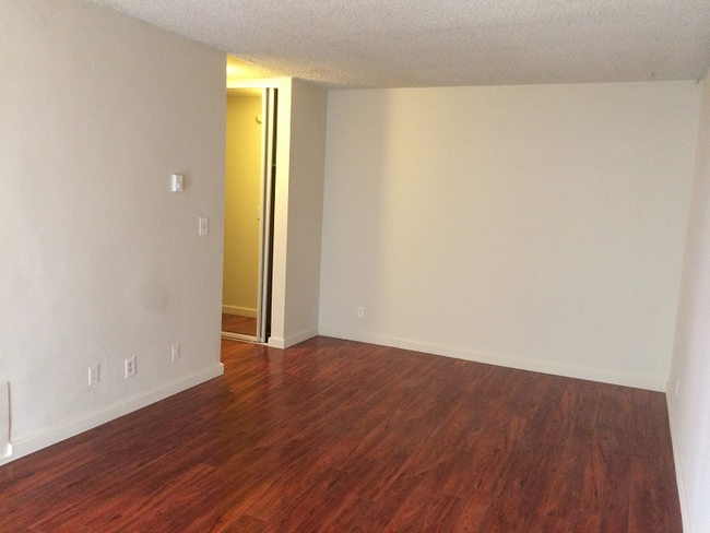 Building Photo - 530 Veteran Ave