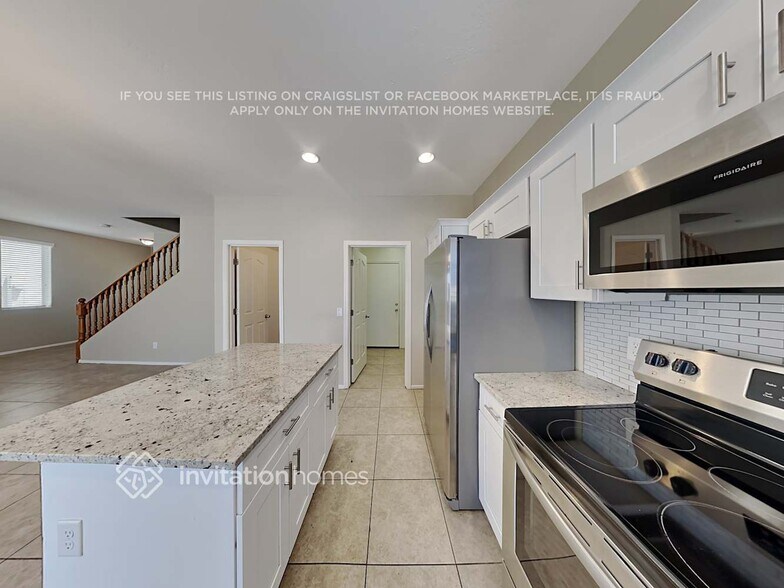 Building Photo - 17412 W Mandalay Ln